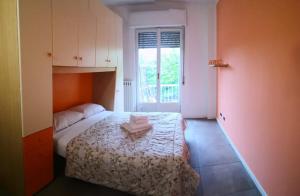 贝加莫Bergamo Centro Residence的一间卧室配有一张床和一张桌子,上面配有毛巾