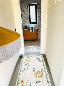 菲希塔赫Adventure Camp Schnitzmühle的走廊上设有带地毯和镜子的浴室