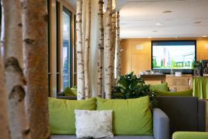 萨尔茨堡海夫特豪夫酒店的带沙发和一些树木的客厅