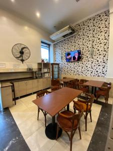布宜诺斯艾利斯HOTEL PALERMO BUENOS AIRES的厨房以及带桌椅的用餐室。