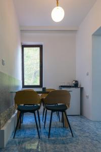 斯兰默多瓦Vila Pufu的一间带两把椅子和一张桌子的用餐室