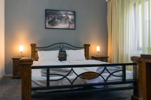 斯兰默多瓦Vila Pufu的一间卧室配有带白色床单和枕头的床。