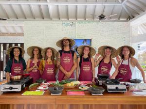 圣吉吉Anggrek Putih Homestay & Cooking Class的一群戴草帽的人站在桌子前