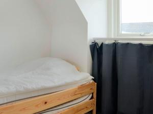 哈尔姆斯塔德Holiday home Halmstad XI的窗户客房内的一张床位
