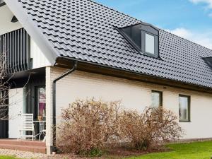哈尔姆斯塔德Holiday home Halmstad XI的黑色屋顶的白色房子