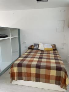 马略卡岛帕尔马Esmeralda的一间卧室配有一张床铺,床上有毯子