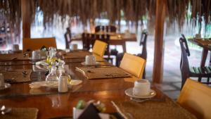 卡塔赫纳Hotel Bahia Cartagena的用餐室配有木桌、椅子和桌椅