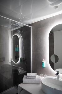 梅里尼亚克Novotel Bordeaux Mérignac的一间带水槽和镜子的浴室