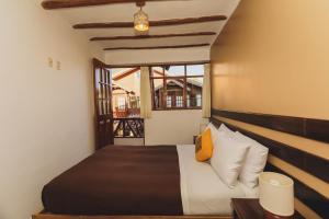 乌鲁班巴Kutimuy Lodge的一间卧室设有一张床和一个窗口