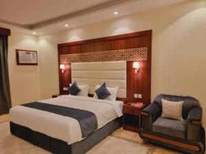 吉达الديار الفاخرة - الربوة的配有一张床和一把椅子的酒店客房