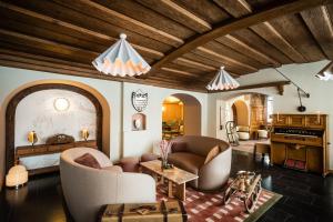 达沃斯Hotel Flüela Davos - The Unbound Collection by Hyatt的客厅配有沙发和桌子