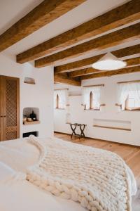 西蒙MATCA Transylvanian Sanctuary的卧室配有一张白色大床和木制天花板