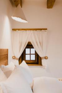 西蒙MATCA Transylvanian Sanctuary的卧室设有窗户和一张带白色枕头的床