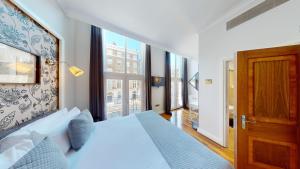 伦敦MSK Hotel 82的一间卧室设有一张床和一个大窗户