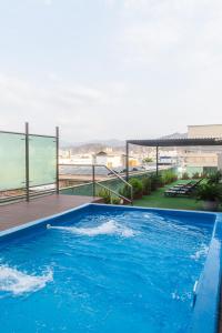 圣玛尔塔圣玛尔塔里拜酒店的一座大型蓝色游泳池,位于一座建筑的顶部