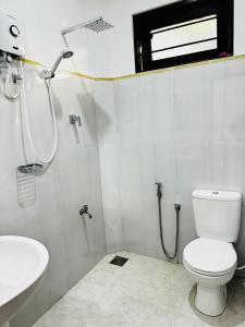 阿努拉德普勒Prestiva Stay的一间带卫生间和水槽的浴室