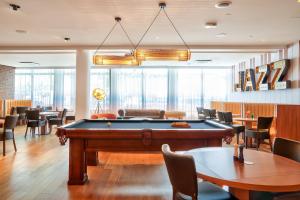 马恩河畔博纳伊克雷泰伊马恩河畔波涅基里亚德酒店的一间餐厅,在房间内配有台球桌
