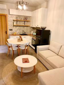 利萨基亚Black Pearl Apartment Lithakia Zakynthos的客厅配有沙发和桌子