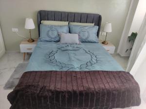 阿什杜德סוויטת פאר מול הים的一间卧室配有一张带章鱼的床