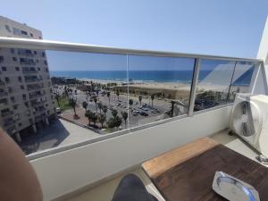 阿什杜德סוויטת פאר מול הים的办公室设有书桌和享有海滩美景的窗户