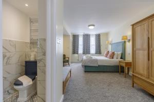 米尔顿凯恩斯天鹅复兴酒店的一间酒店客房 - 带一张床和一间浴室