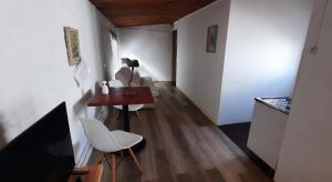 梅塞德斯Confortable apartamento-monoambiente en Mercedes的走廊上设有桌椅