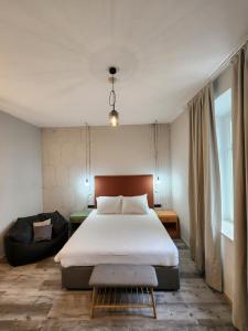 普拉阿姆费提塔酒店的一间卧室配有一张大床和一张沙发