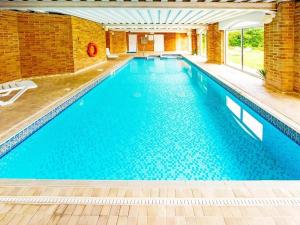 托基Crofton House Hotel的蓝色海水大型游泳池