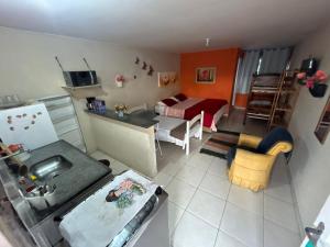 布希奥斯Flats vila bela Búzios的一间带厨房的客厅和一间卧室