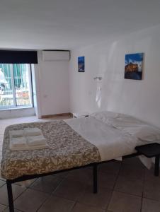 那不勒斯Amedeo Square的房间里的一张床位,上面有两条毛巾