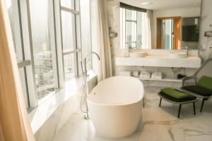 里约热内卢Hotel Nacional Rio de Janeiro - OFICIAL的白色的浴室设有浴缸和水槽。