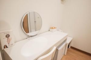 Ban Wang SaiWantanee Ville วันทนีย์วิลล์的白色的浴室设有镜子和水槽