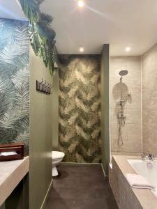 波尔尼谢Hotel de Charme Le Sud Bretagne的带浴缸、卫生间和盥洗盆的浴室