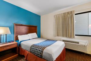林垦美国最佳价值汽车旅馆 - 林肯机场的酒店客房设有床和窗户。