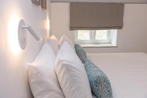 提诺斯雅格南蒂奧酒店的卧室配有带白色枕头的床和窗户。