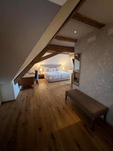 罗蒙La Belle-Croix的阁楼卧室配有1张床和1张书桌