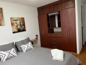 纳塔列斯港Casa Entre Glaciares的一间卧室配有一张床和一个木制橱柜