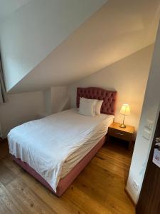 罗蒙La Belle-Croix的卧室配有白色大床和灯
