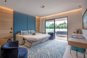 安锡Rivage Hôtel & Spa Annecy的一间卧室配有一张蓝色墙壁的床