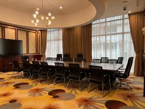 黑角8&9Hotel的大型会议室,配有长桌子和椅子
