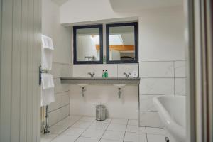柯比斯蒂芬The Pennine Inn的白色的浴室设有水槽和镜子