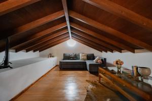 GuarazocaFinca La Sabina的客厅设有木制天花板和沙发。