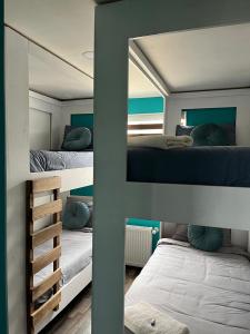 纳塔列斯港Casa Entre Glaciares的一间卧室配有两张双层床和镜子