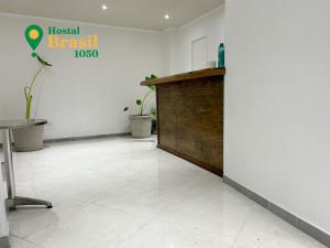 拉塞雷纳Hostal Brasil 1050的一个带木台的接待区