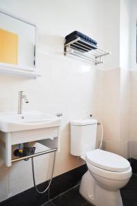 万挠Peach Homestay Tasik Puteri的浴室配有白色卫生间和盥洗盆。