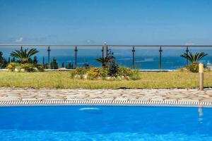 苏卡雷斯Villas Goudis的蓝色的海景游泳池