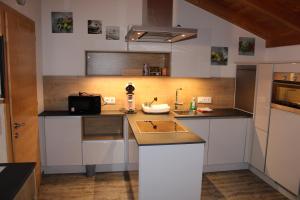 格赖芬堡Fewo Waldheim的厨房配有水槽和台面