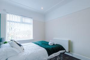 利物浦Cosy Modern 3-BR Apartment - Sleeps 5的白色的卧室设有床和窗户