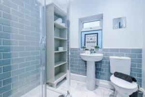 利物浦Cosy Modern 3-BR Apartment - Sleeps 5的一间带卫生间和水槽的浴室
