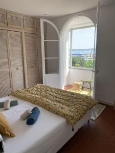 圣马克西姆Maison de village rénovée avec vue mer exceptionnelle的卧室设有一张大床,卧室设有大窗户